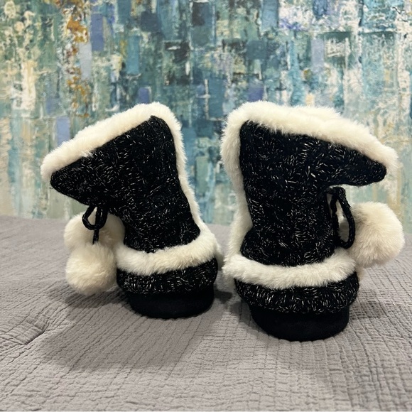 CHINESE LAUNDRY SZ SM 5/6 BLACK & WHITE POM POM PLUSH & KNIT SLIPPER BOOTS NWOT - Picture 5 of 8